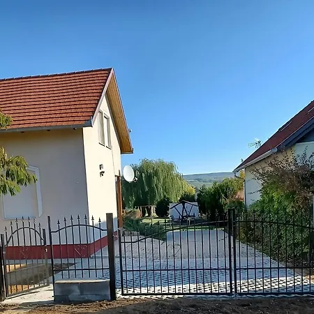 Holiday home Gyoengy-haz Oenallo Nyaralo Szolosgyorok