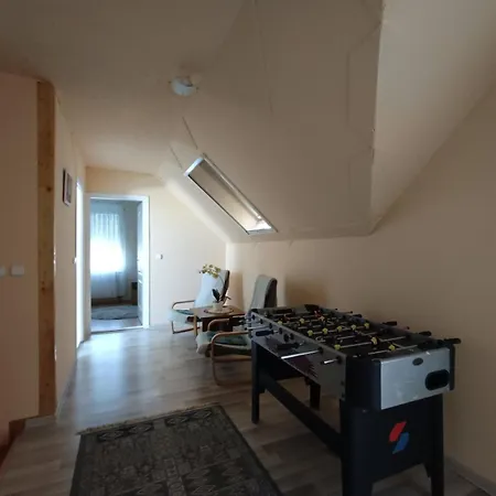 Gyoengy-haz Balaton, Oenallo Nyaralo بيت للعطل