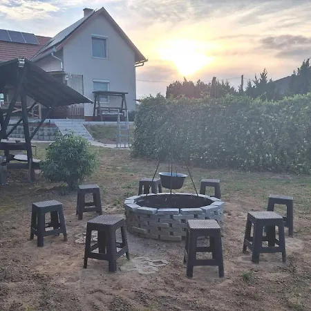 Semesterbostad Gyoengy-haz Balaton, Oenallo Nyaralo *