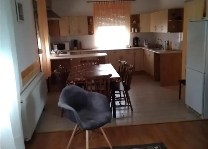 Gyoengy-haz Balaton, Oenallo Nyaralo בית נופש